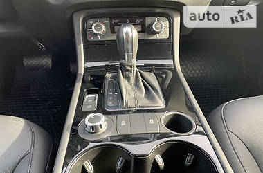 Позашляховик / Кросовер Volkswagen Touareg 2011 в 