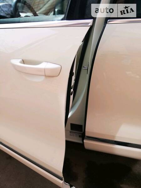 Позашляховик / Кросовер Volkswagen Touareg 2011 в Харкові