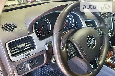 Позашляховик / Кросовер Volkswagen Touareg 2012 в 