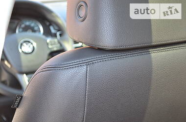 Позашляховик / Кросовер Volkswagen Touareg 2012 в 