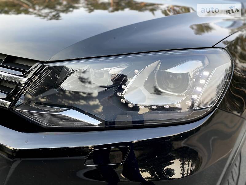 Позашляховик / Кросовер Volkswagen Touareg 2013 в Києві