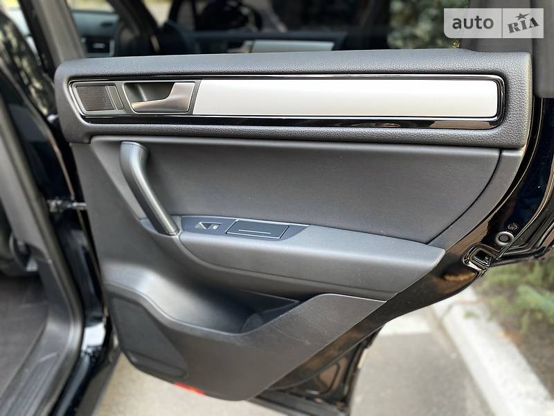 Позашляховик / Кросовер Volkswagen Touareg 2013 в Києві