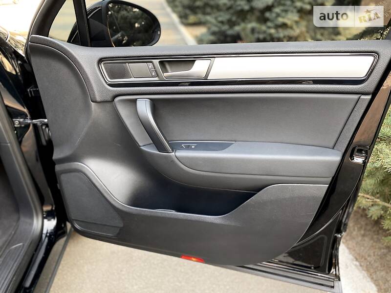 Позашляховик / Кросовер Volkswagen Touareg 2013 в Києві