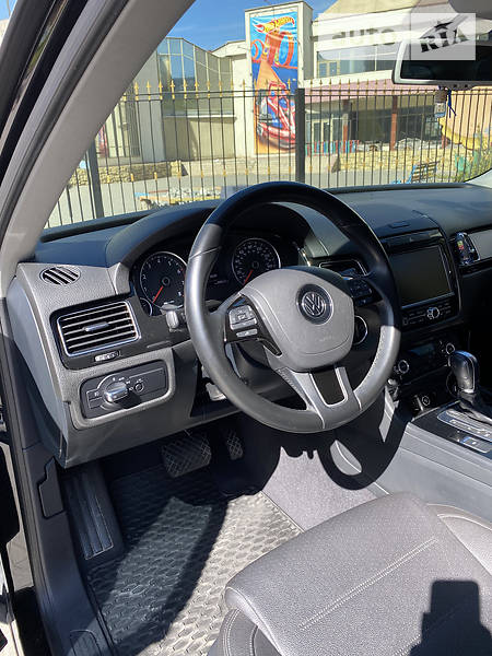 Позашляховик / Кросовер Volkswagen Touareg 2013 в Запоріжжі