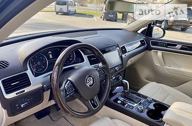 Позашляховик / Кросовер Volkswagen Touareg 2014 в 