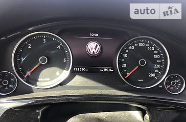 Позашляховик / Кросовер Volkswagen Touareg 2011 в 