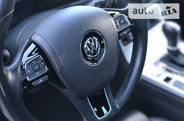 Позашляховик / Кросовер Volkswagen Touareg 2013 в 