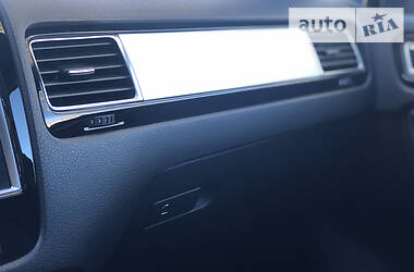 Позашляховик / Кросовер Volkswagen Touareg 2013 в 