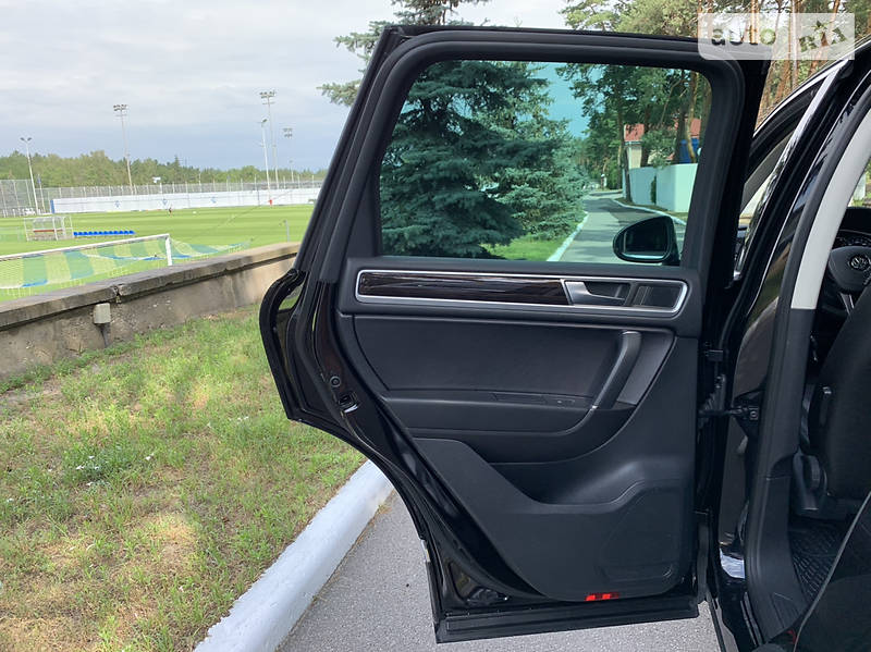 Позашляховик / Кросовер Volkswagen Touareg 2014 в Києві