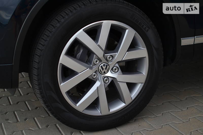 Позашляховик / Кросовер Volkswagen Touareg 2014 в Києві