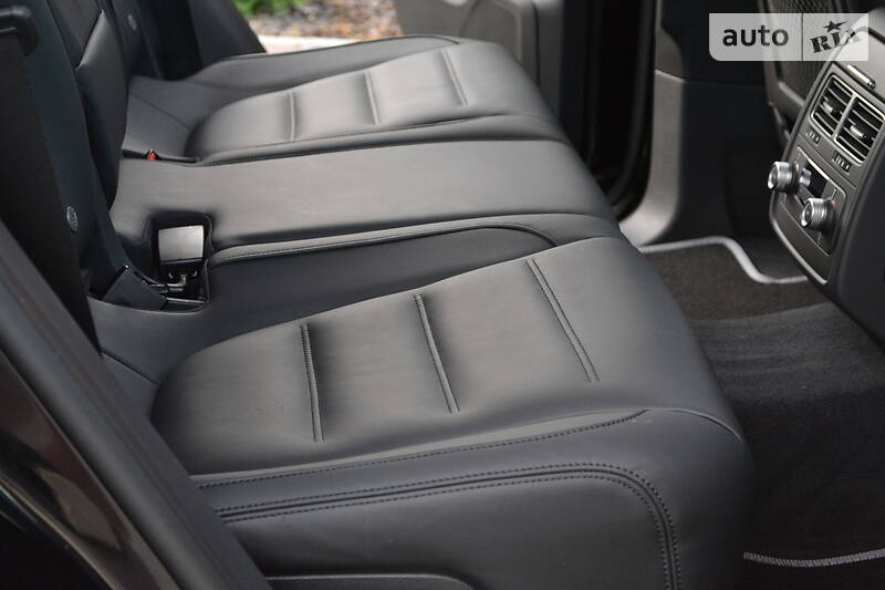 Позашляховик / Кросовер Volkswagen Touareg 2016 в Рівному