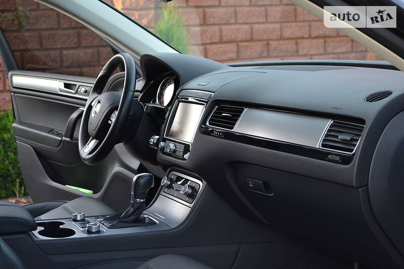 Позашляховик / Кросовер Volkswagen Touareg 2016 в Рівному