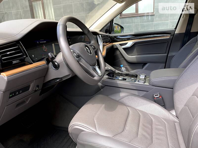 Позашляховик / Кросовер Volkswagen Touareg 2018 в Києві