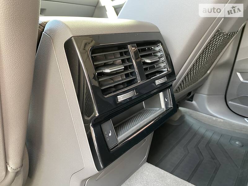 Позашляховик / Кросовер Volkswagen Touareg 2018 в Києві