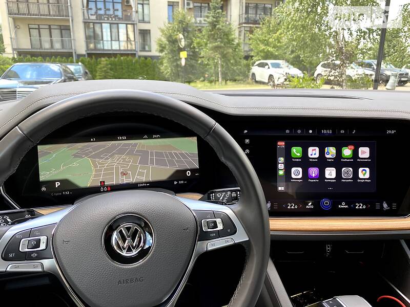 Позашляховик / Кросовер Volkswagen Touareg 2018 в Києві