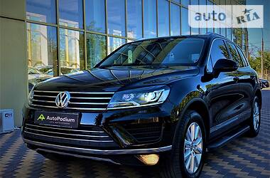Позашляховик / Кросовер Volkswagen Touareg 2015 в 