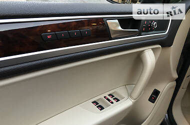 Позашляховик / Кросовер Volkswagen Touareg 2012 в 