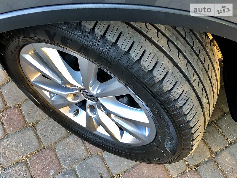 Позашляховик / Кросовер Volkswagen Touareg 2015 в Дрогобичі