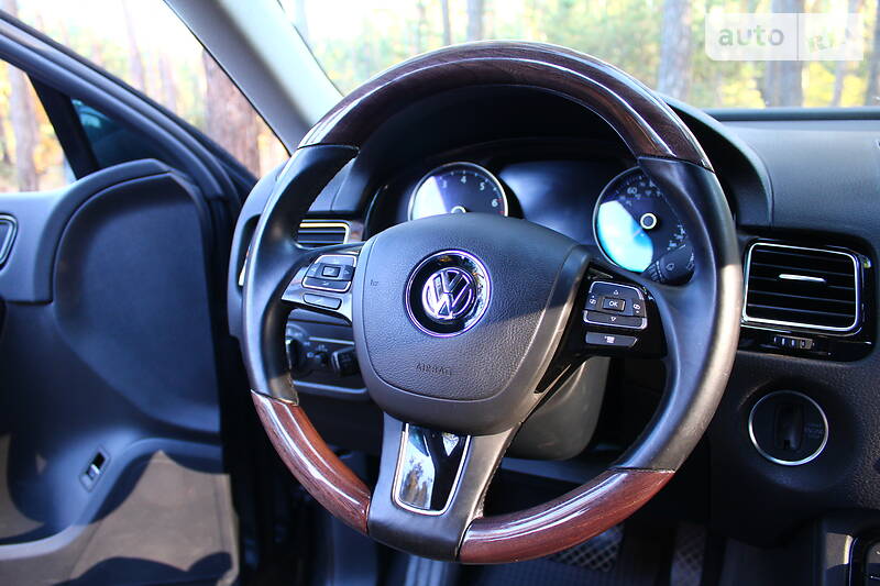 Внедорожник / Кроссовер Volkswagen Touareg 2014 в Харькове