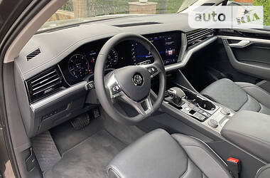 Внедорожник / Кроссовер Volkswagen Touareg 2019 в Александрие