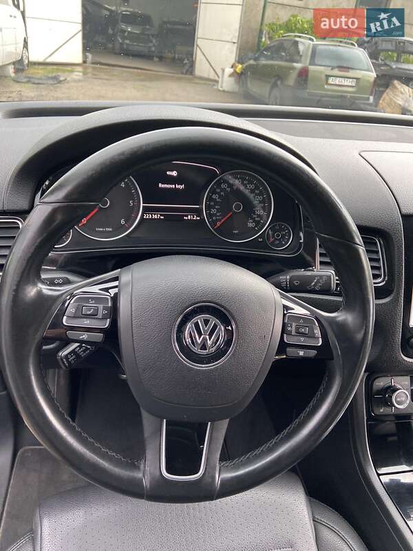 Внедорожник / Кроссовер Volkswagen Touareg 2011 в Вознесенске