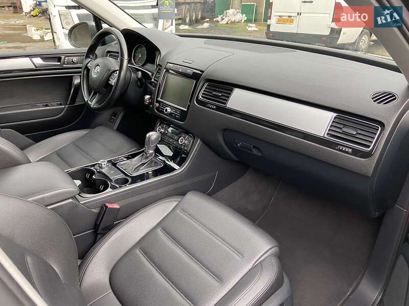 Внедорожник / Кроссовер Volkswagen Touareg 2011 в Вознесенске