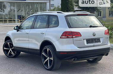 Позашляховик / Кросовер Volkswagen Touareg 2015 в Рівному