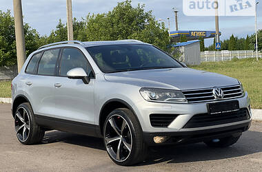 Позашляховик / Кросовер Volkswagen Touareg 2015 в Рівному