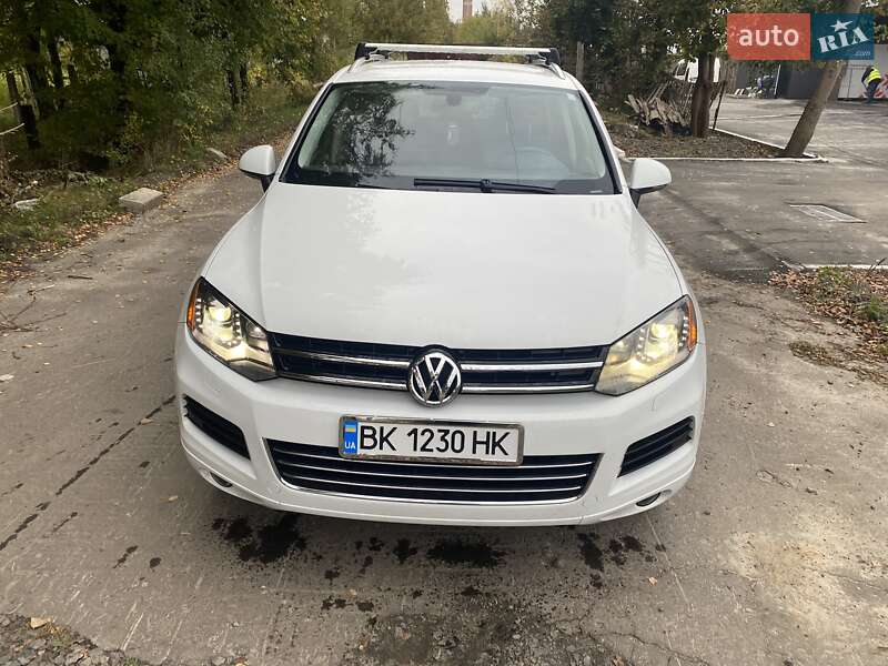 Внедорожник / Кроссовер Volkswagen Touareg 2014 в Ровно