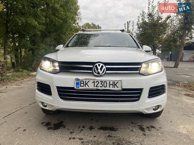 Внедорожник / Кроссовер Volkswagen Touareg 2014 в Ровно