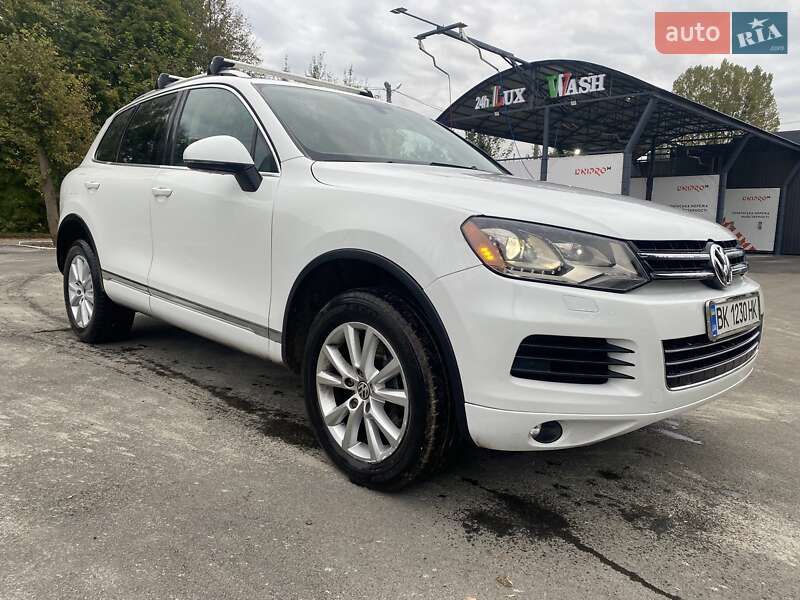 Внедорожник / Кроссовер Volkswagen Touareg 2014 в Ровно