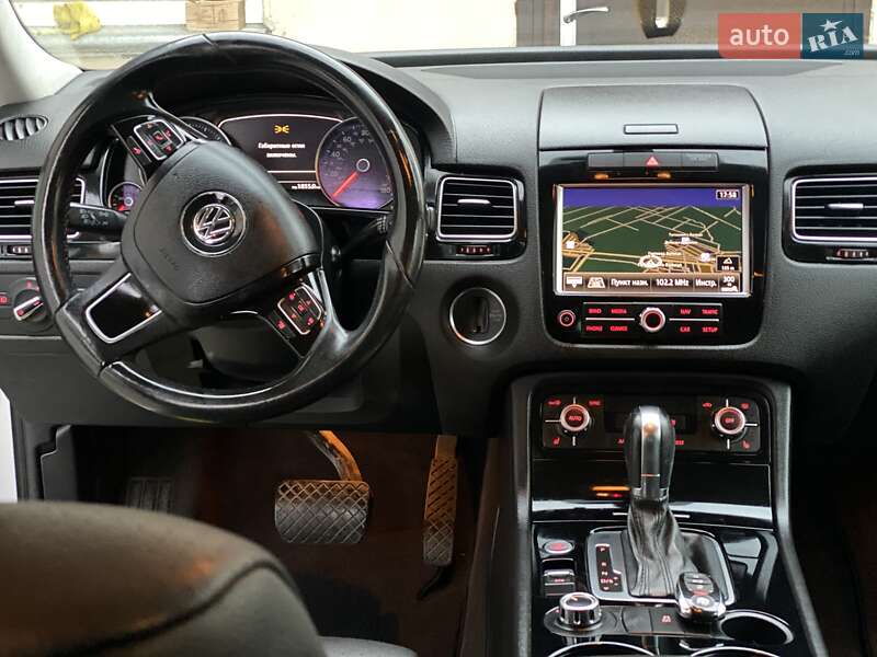 Внедорожник / Кроссовер Volkswagen Touareg 2014 в Ровно