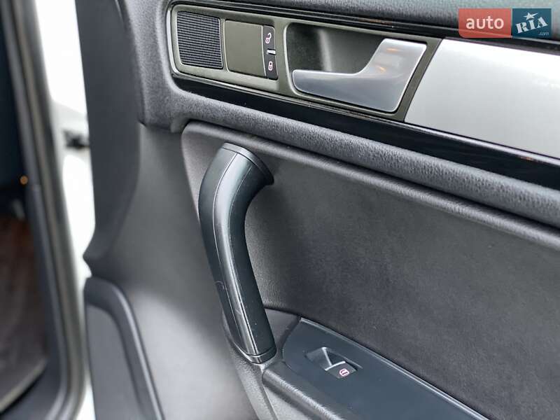 Внедорожник / Кроссовер Volkswagen Touareg 2014 в Ровно