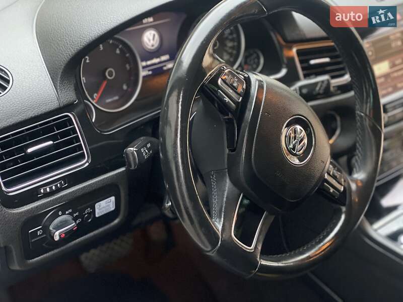 Внедорожник / Кроссовер Volkswagen Touareg 2014 в Ровно