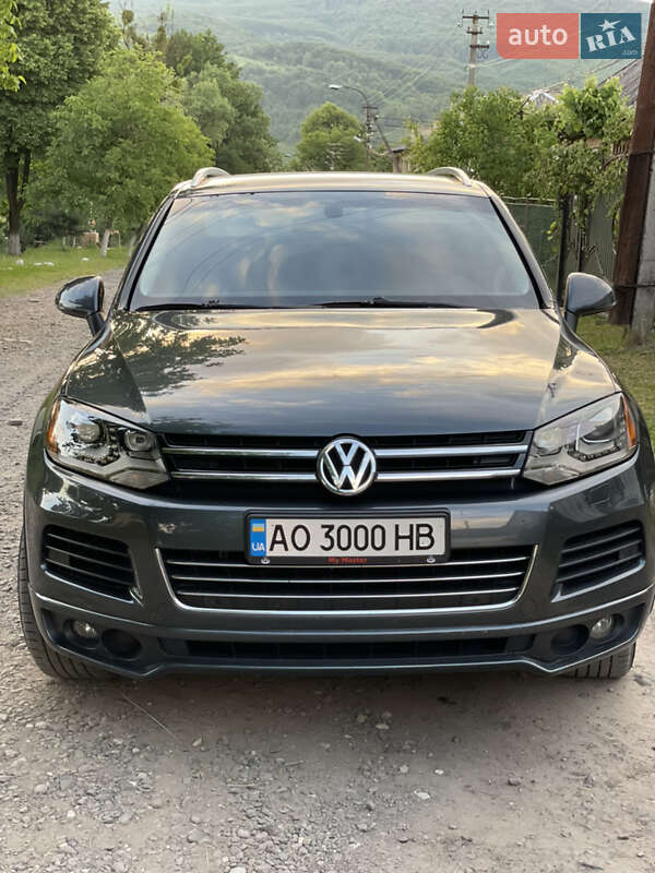 Позашляховик / Кросовер Volkswagen Touareg 2011 в Сваляві