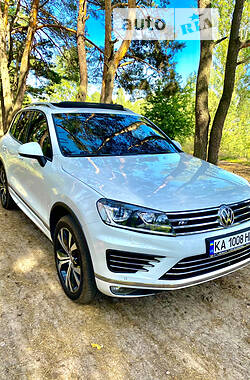 Внедорожник / Кроссовер Volkswagen Touareg 2016 в Киеве