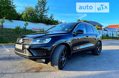 Внедорожник / Кроссовер Volkswagen Touareg 2015 в Ужгороде