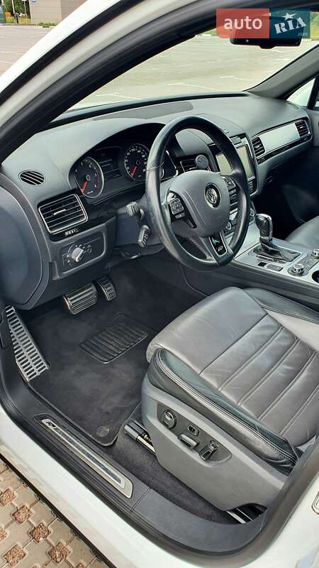 Внедорожник / Кроссовер Volkswagen Touareg 2013 в Киеве