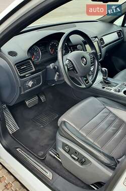 Позашляховик / Кросовер Volkswagen Touareg 2013 в 