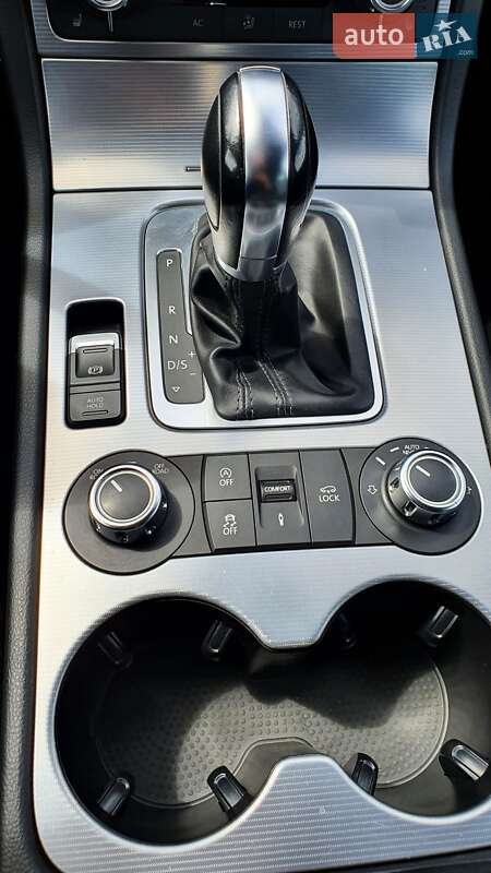 Внедорожник / Кроссовер Volkswagen Touareg 2013 в Киеве