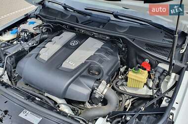 Позашляховик / Кросовер Volkswagen Touareg 2013 в 