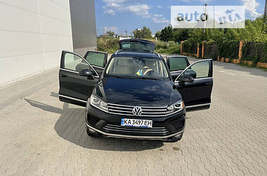 Позашляховик / Кросовер Volkswagen Touareg 2015 в Києві