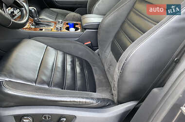 Внедорожник / Кроссовер Volkswagen Touareg 2012 в 