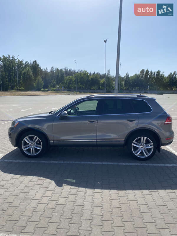 Внедорожник / Кроссовер Volkswagen Touareg 2012 в Киеве