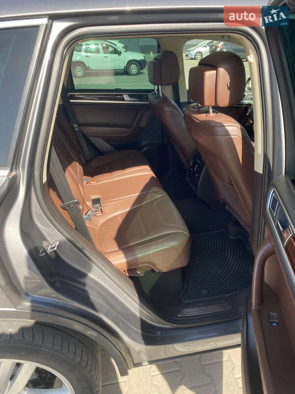 Внедорожник / Кроссовер Volkswagen Touareg 2012 в Киеве