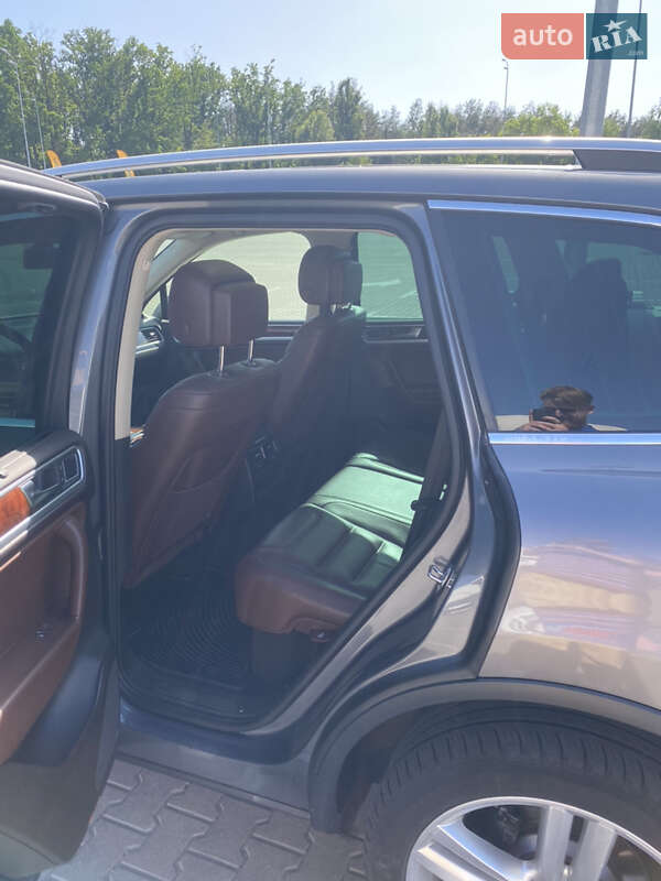 Внедорожник / Кроссовер Volkswagen Touareg 2012 в Киеве