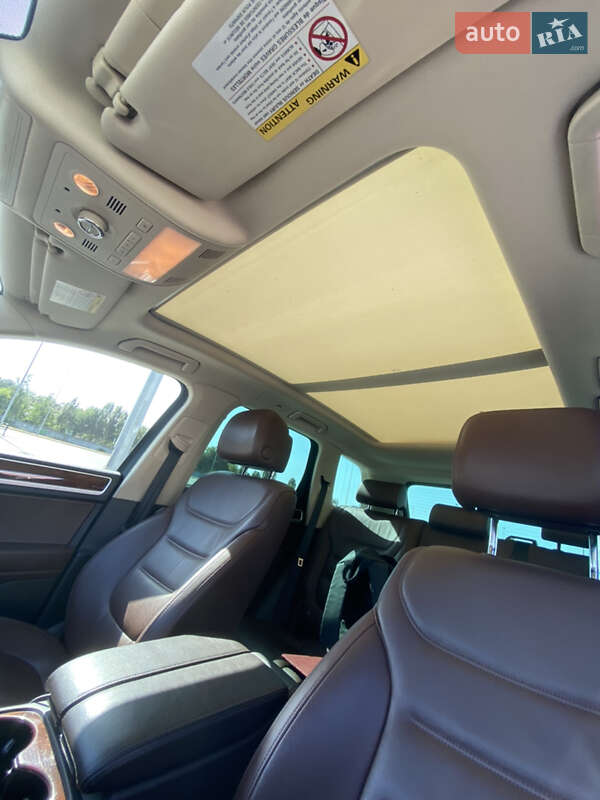 Внедорожник / Кроссовер Volkswagen Touareg 2012 в Киеве