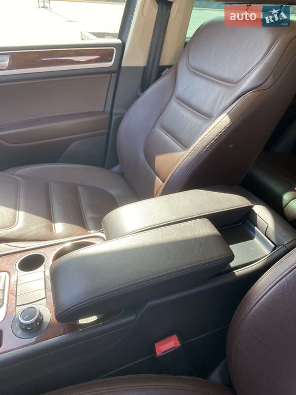 Внедорожник / Кроссовер Volkswagen Touareg 2012 в Киеве