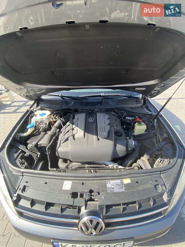 Внедорожник / Кроссовер Volkswagen Touareg 2012 в Киеве