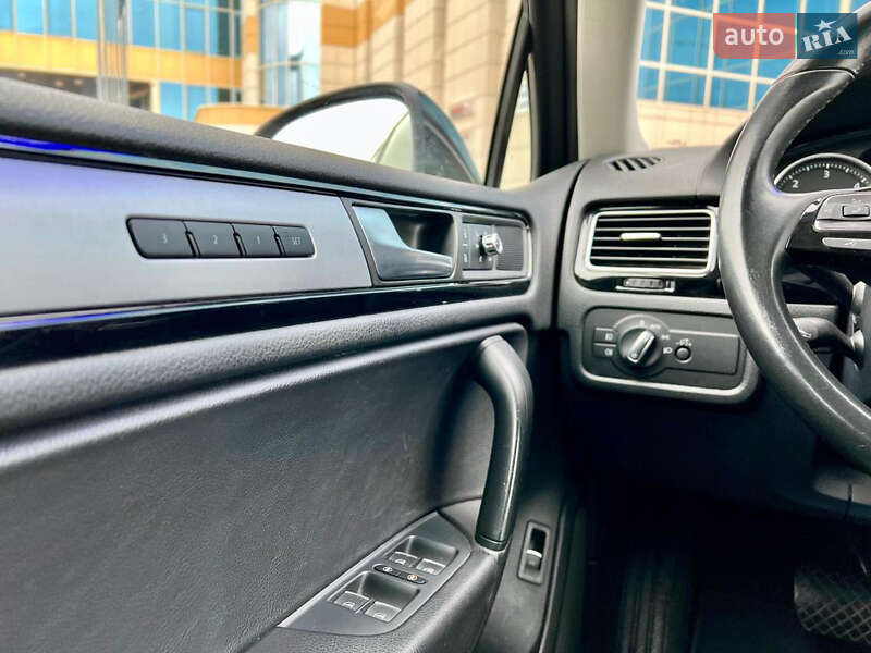 Внедорожник / Кроссовер Volkswagen Touareg 2014 в Харькове